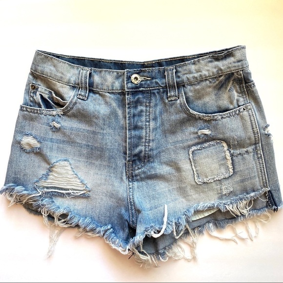 POL Evie Distressed Denim Patch Shorts Small - Picture 6 of 6